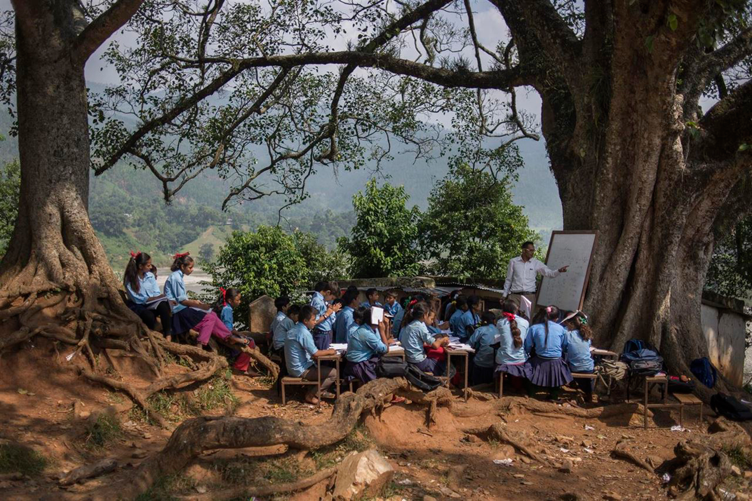 Un millón de niños reciben clases al raso en Nepal bajo temperaturas extremas