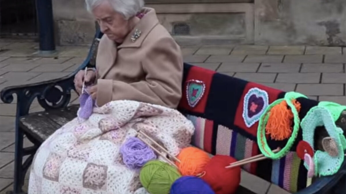 Una abuela de 104 años llena las calles de su ciudad con obras de ganchillo