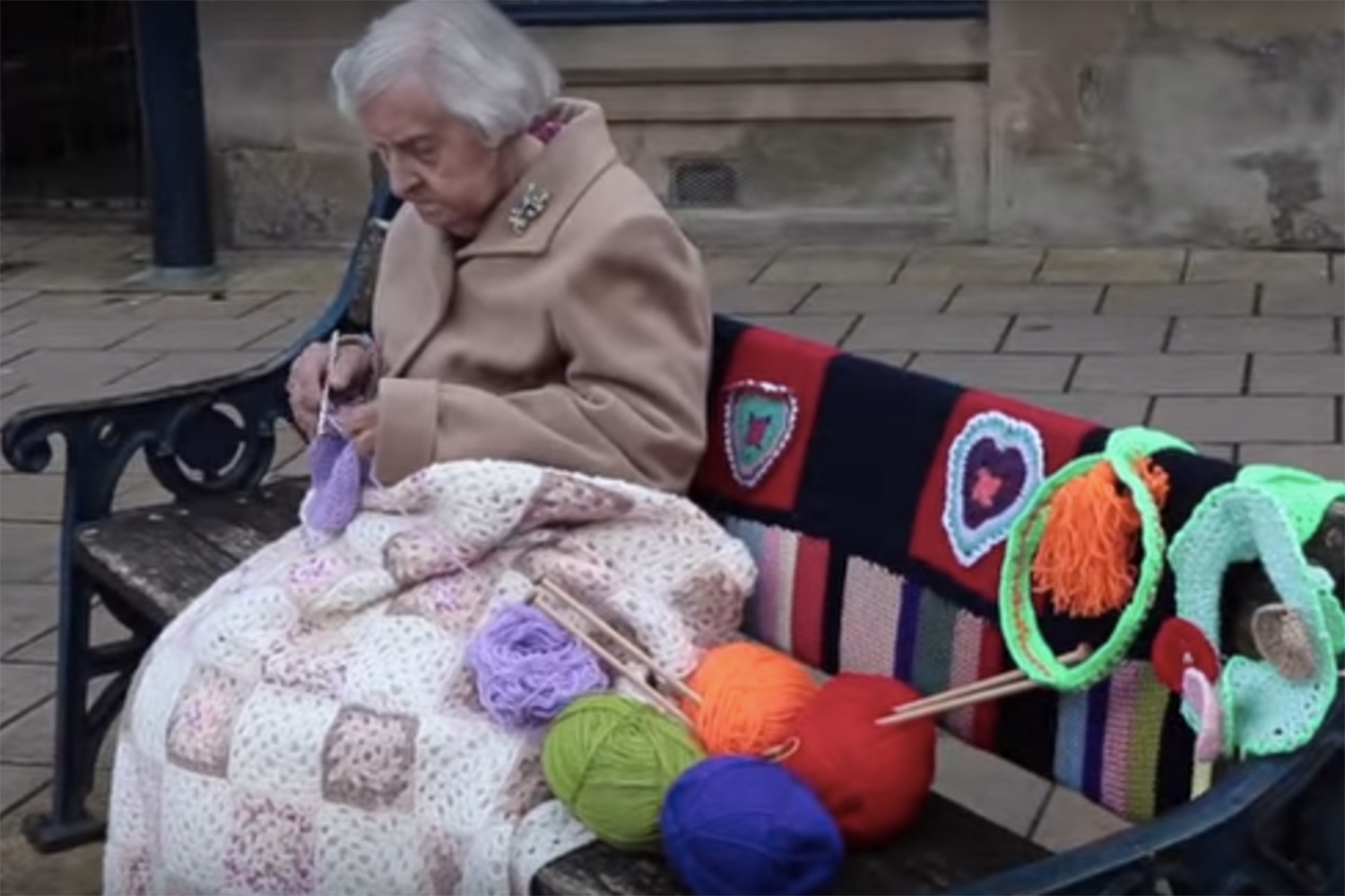Una abuela de 104 años llena las calles de su ciudad con obras de ganchillo