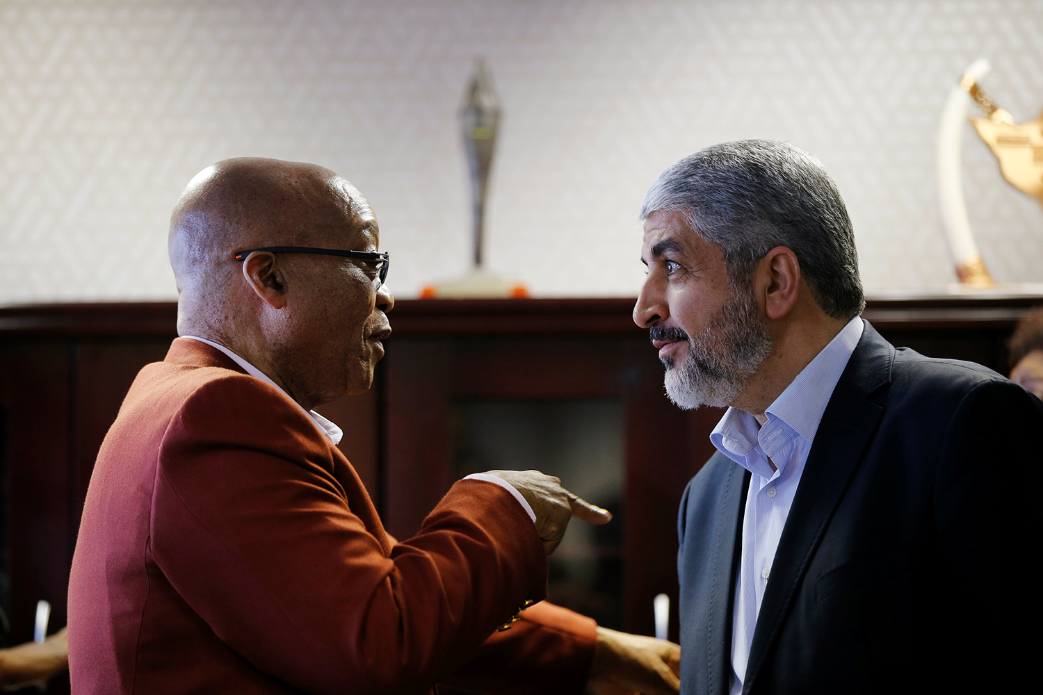 El presidente de Sudáfrica recibe con regalos al líder de Hamas
