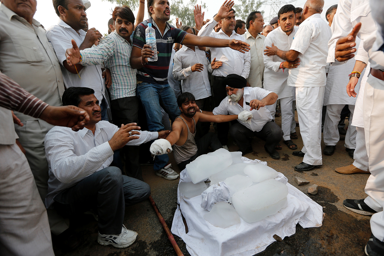 Protestas en la India por la muerte de dos niños dalits quemados vivos por una casta superior