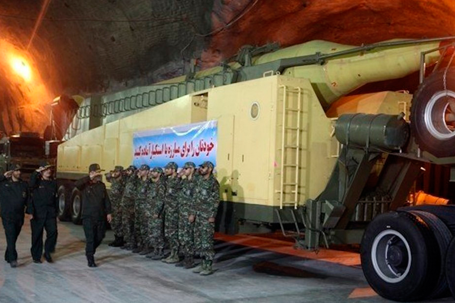 La televisión estatal iraní muestra un enorme túnel repleto de misiles