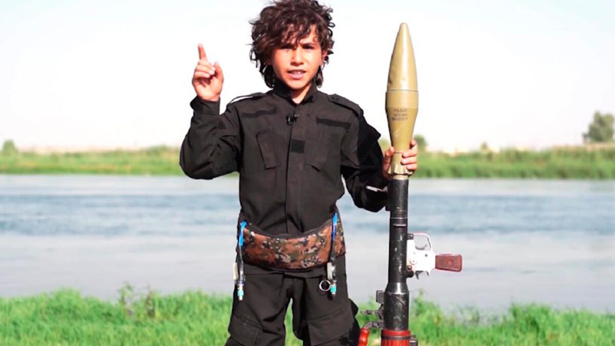 Un niño del ISIL amenaza a Obama con un lanzagranadas en un nuevo vídeo