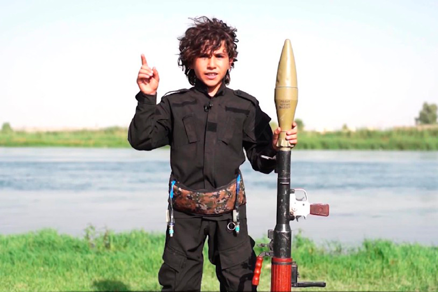 Un niño del ISIL amenaza a Obama con un lanzagranadas en un nuevo vídeo