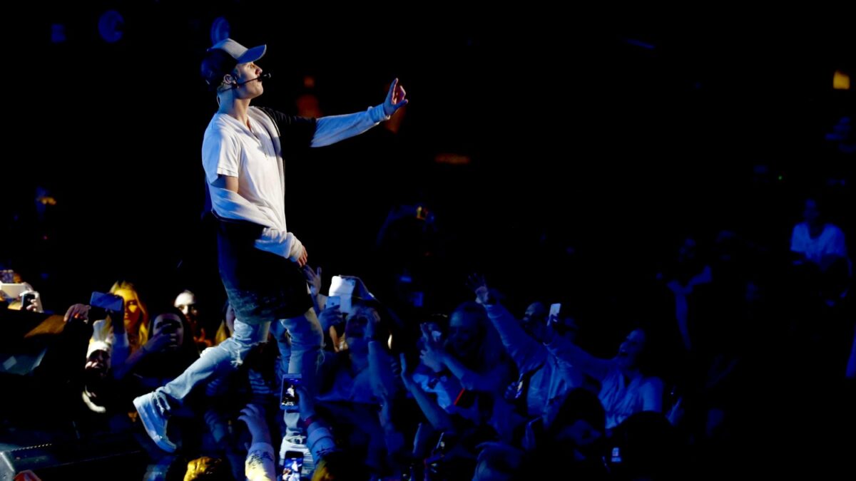 Justin Bieber stands up his Oslo fans during a concert