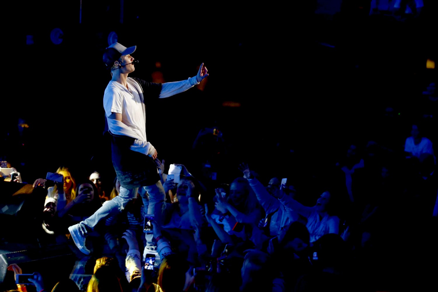 Justin Bieber stands up his Oslo fans during a concert