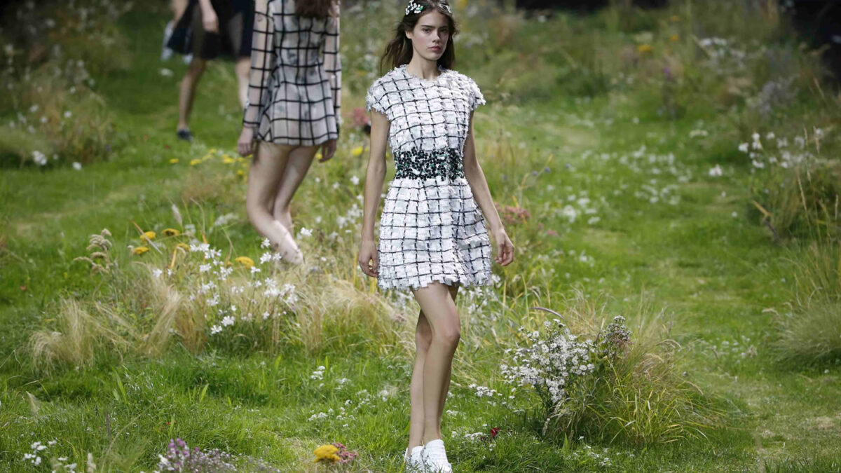 Crece la hierba en homenaje a la juventud en el desfile primavera de Valli en París