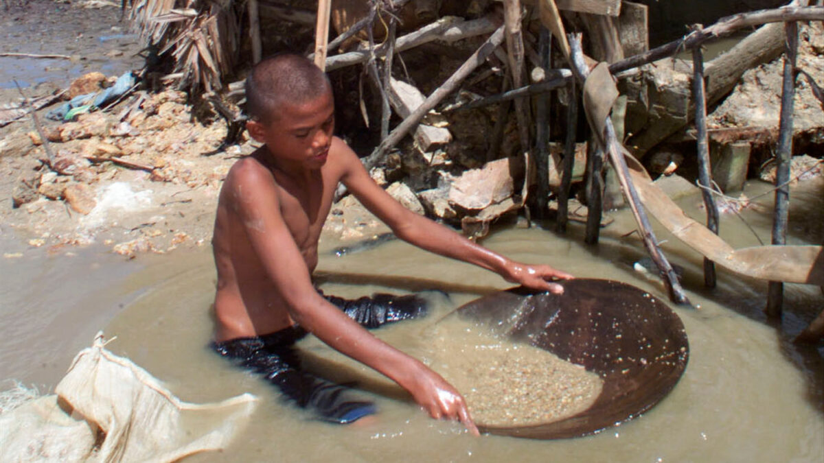 Cientos de niños arriesgan su vida cada día bajo el agua en las minas de oro de Filipinas