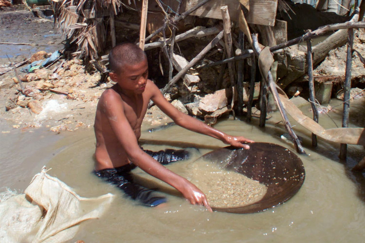 Cientos de niños arriesgan su vida cada día bajo el agua en las minas de oro de Filipinas