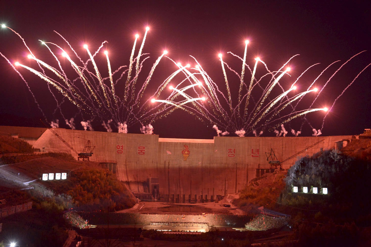 Kim Jong Un lanza fuegos artificiales y amenazas en la inauguración de la central de Paektusan