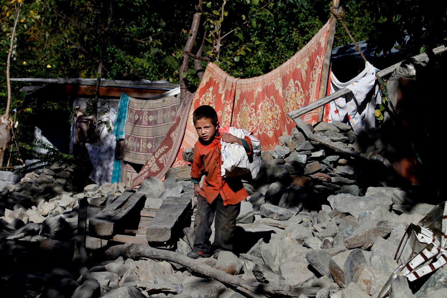 Las víctimas por el terremoto que sacudió el sur de Asia podrían aumentar por las bajas temperaturas