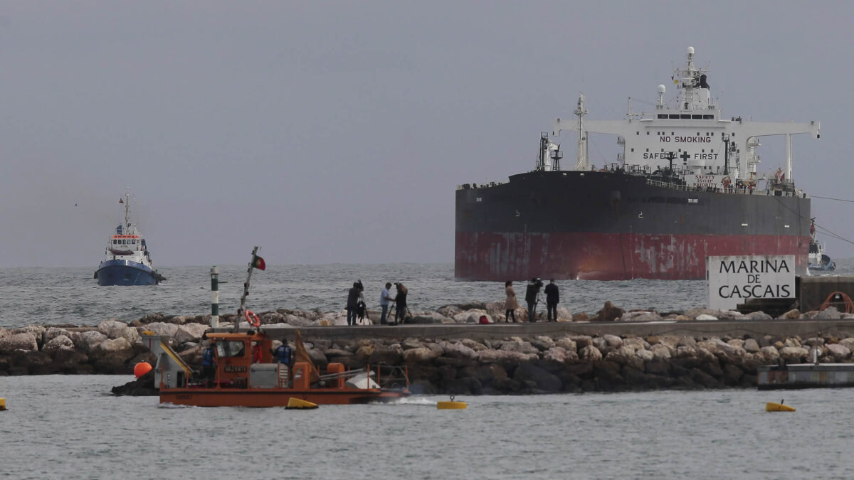 Siete remolcadores salvan el petrolero encallado el sábado en la costa de Portugal