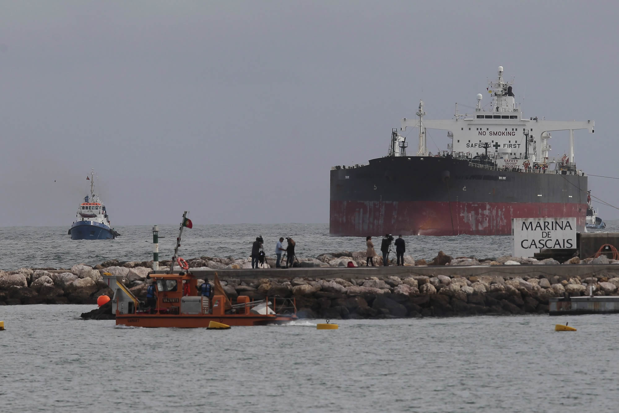 Siete remolcadores salvan el petrolero encallado el sábado en la costa de Portugal