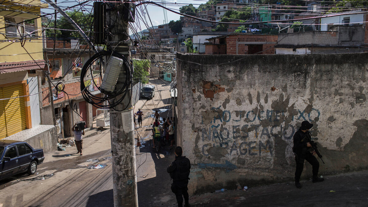 Unas cámaras de seguridad graban cómo unos policías brasileños cambian la escena de un crimen