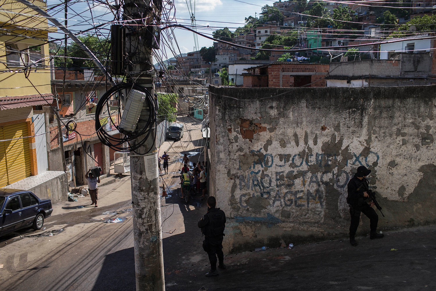 Unas cámaras de seguridad graban cómo unos policías brasileños cambian la escena de un crimen