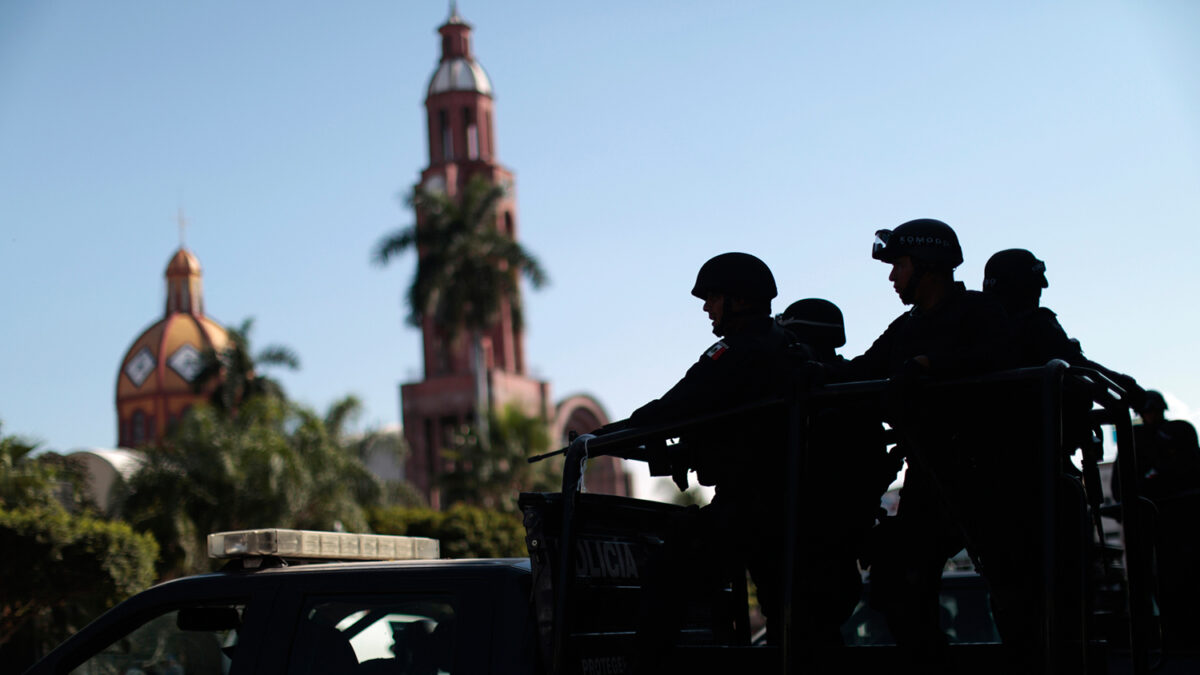 Escenas de guerra en México tras decretarse la disolución de los grupos civiles de autodefensa