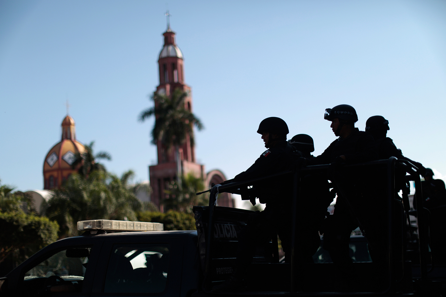 Escenas de guerra en México tras decretarse la disolución de los grupos civiles de autodefensa