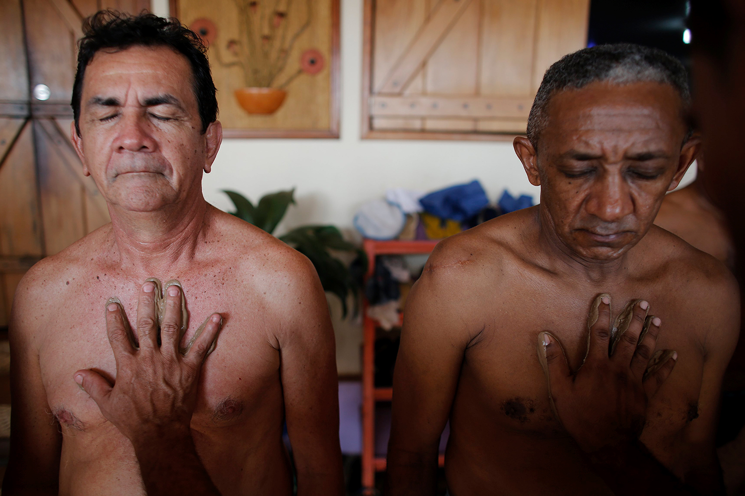 Presos de Brasil reciben terapias de barro y arcilla para mejorar su piel