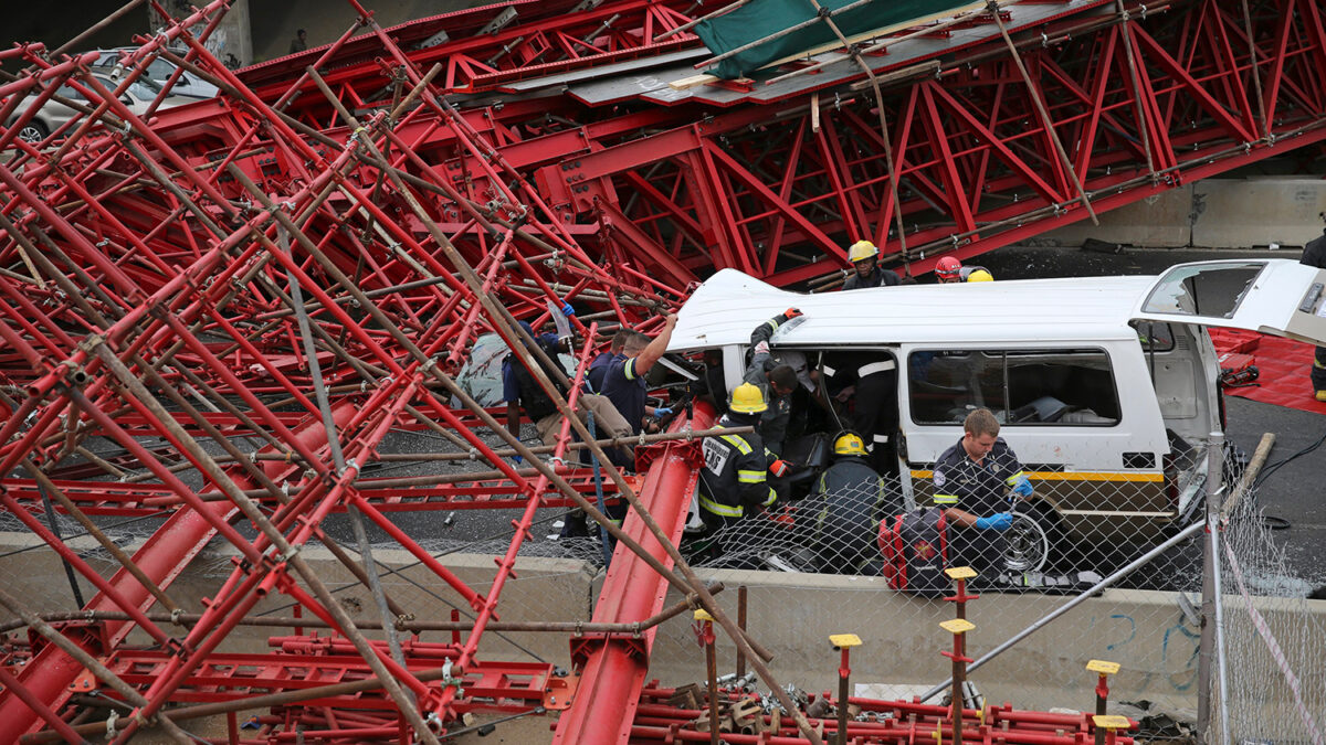 Mueren tres personas al caer un puente sobre una de las autovías más concurridas de África