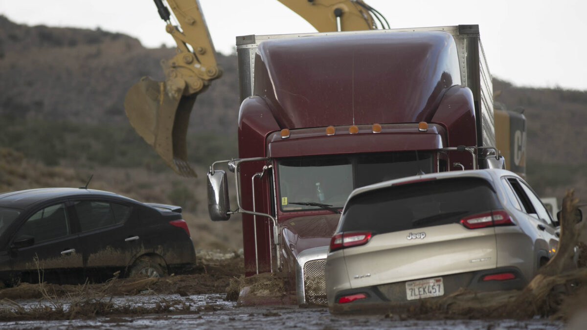 Un inmenso río de lodo atrapa a cientos de personas en sus coches en California