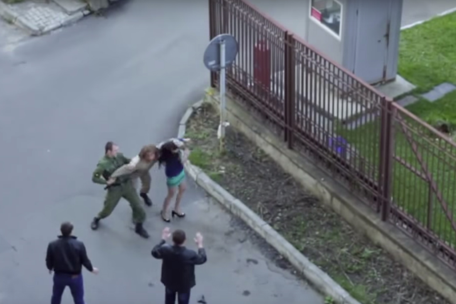 Un soldado ruso confunde el rodaje de una película con una toma de rehenes
