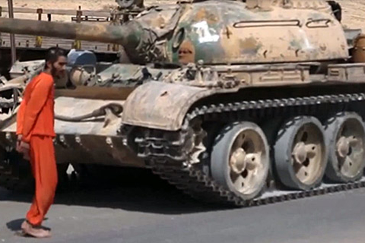 El Estado Islámico mata a un nuevo rehén aplastándolo con un tanque