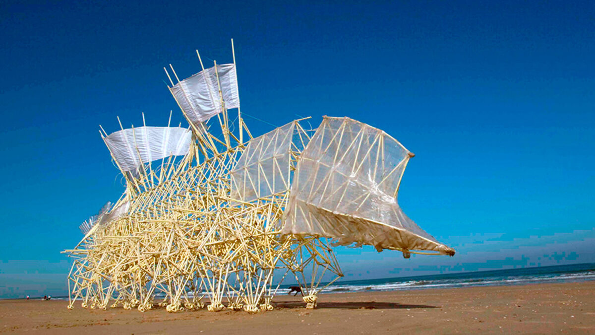 Las ‘bestias de la playa’ de Theo Jansen llegan a la Fundación Telefónica