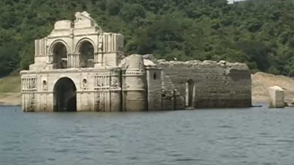 Aparece entre las aguas de un río en Méxíco un templo de más de 400 años