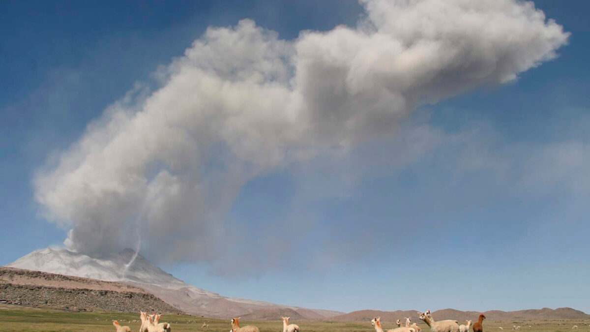 Alarma y preocupación en Perú por la erupción de un volcán