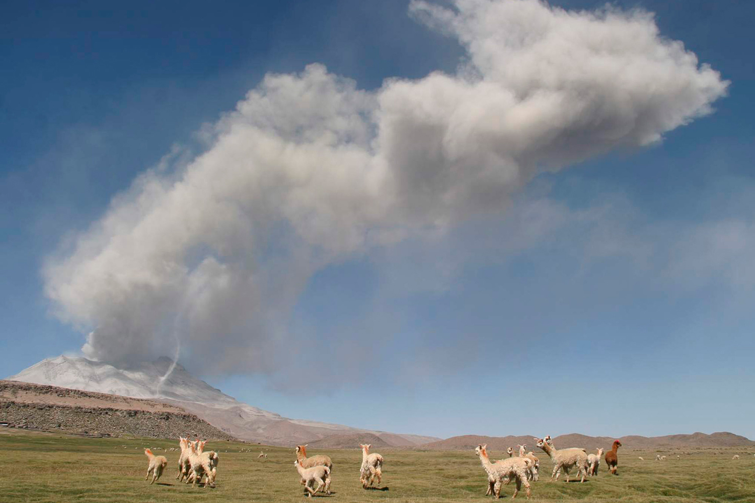 Alarma y preocupación en Perú por la erupción de un volcán