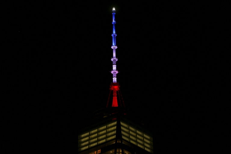 El One World Trade Center en Nueva York iluminado con los colores de la bandera francesa (REUTERS/Carlo Allegri)
