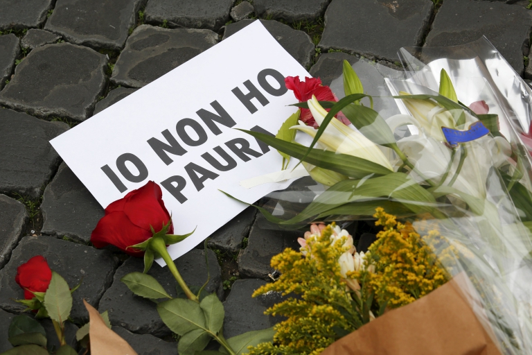 Un cartel reza "Yo no tengo miedo" enfrente de la embajada francesa en Roma, Italia (REUTERS/Remo Casilli)