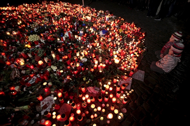 Niños rezando por las víctimas de París en Praga, República Checa (REUTERS/David W Cerny)