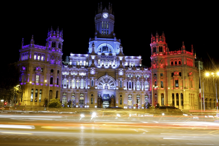 El Ayuntamiento de Madrid iluminado con los colores de la bandera francesa (REUTERS/Sergio Perez)