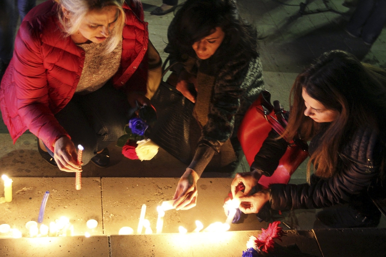 Encendido de velas en Tirana, Albania (REUTERS/Arben Celi)