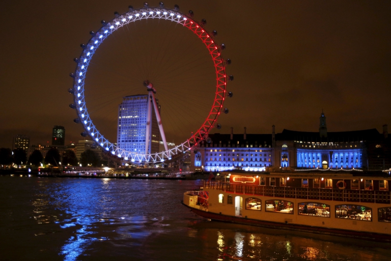 El London Eye de Londres iluminado con los colores de la bandera fancesa (REUTERS/Peter Nicholls)