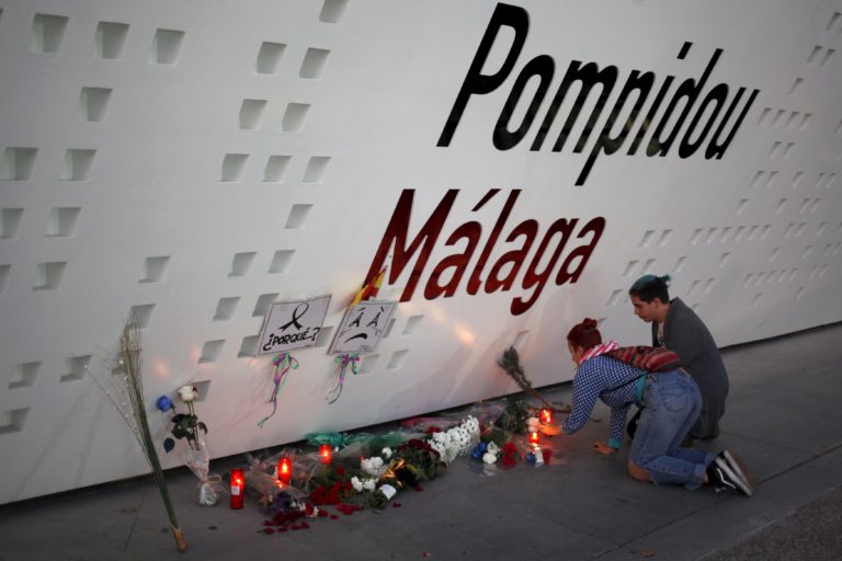 Encendido de velas en el Centre Pompidou en Málaga, España (REUTERS/Jon Nazca)