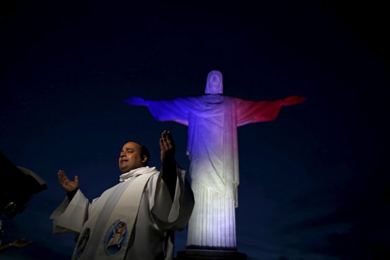 Un cura durante el tributo a las víctimas de París en Río de Janeiro, Brasil (REUTERS/Pilar Olivares)