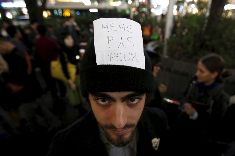 Un residente francés en Tokio, Japón, con un cartel que reza: "Ni siquiera miedo" (REUTERS/Yuya Shino)