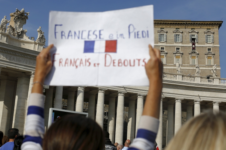 "Soy francesa y sigo en pie", cartel en la Plaza San Pedro, el Vaticano (REUTERS/Tony Gentile)