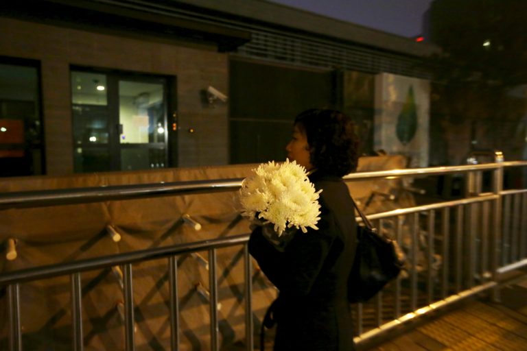 Una mujer espera para entrar en la Embajada francesa en Pekín, China (REUTERS/Jason Lee)