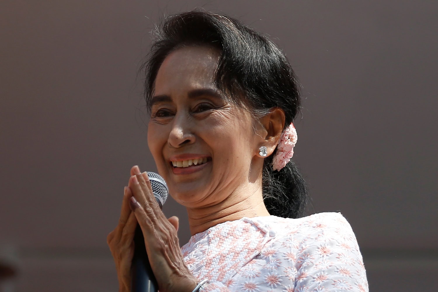 Landslide victory for Nobel Peace Prize Aung San Suu Kyi