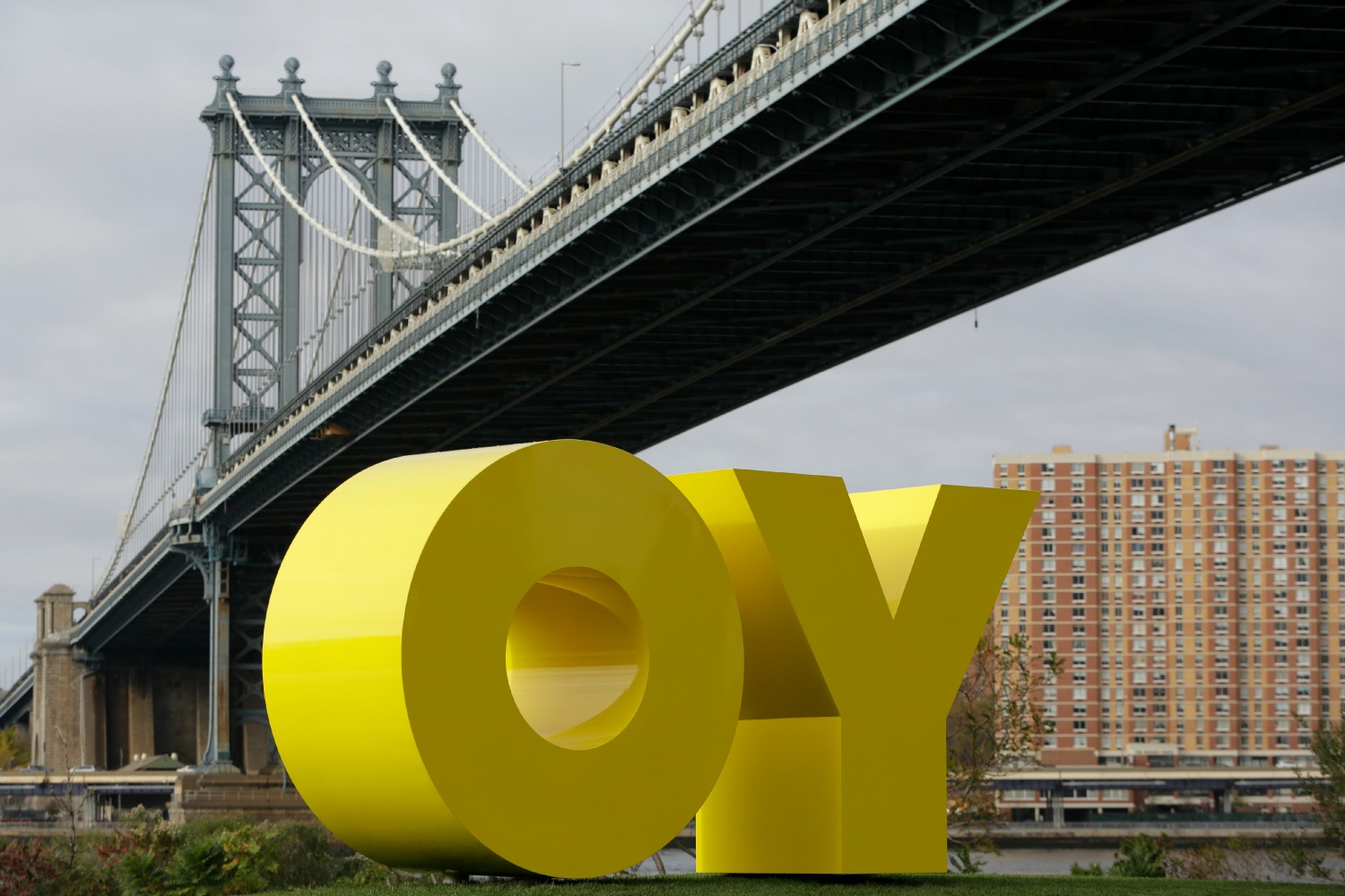 Una escultura de doble sentido en el puente de Brooklyn