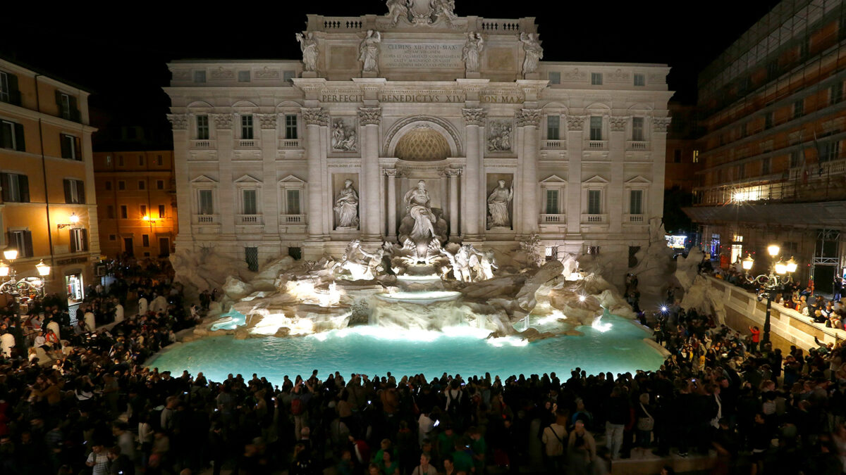 Miles de personas acuden a la ceremonia de reinauguración de la Fontana de Trevi