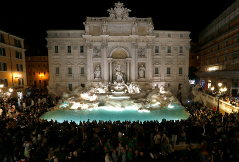 Miles de personas acuden a la ceremonia de reinauguración de la Fontana de Trevi