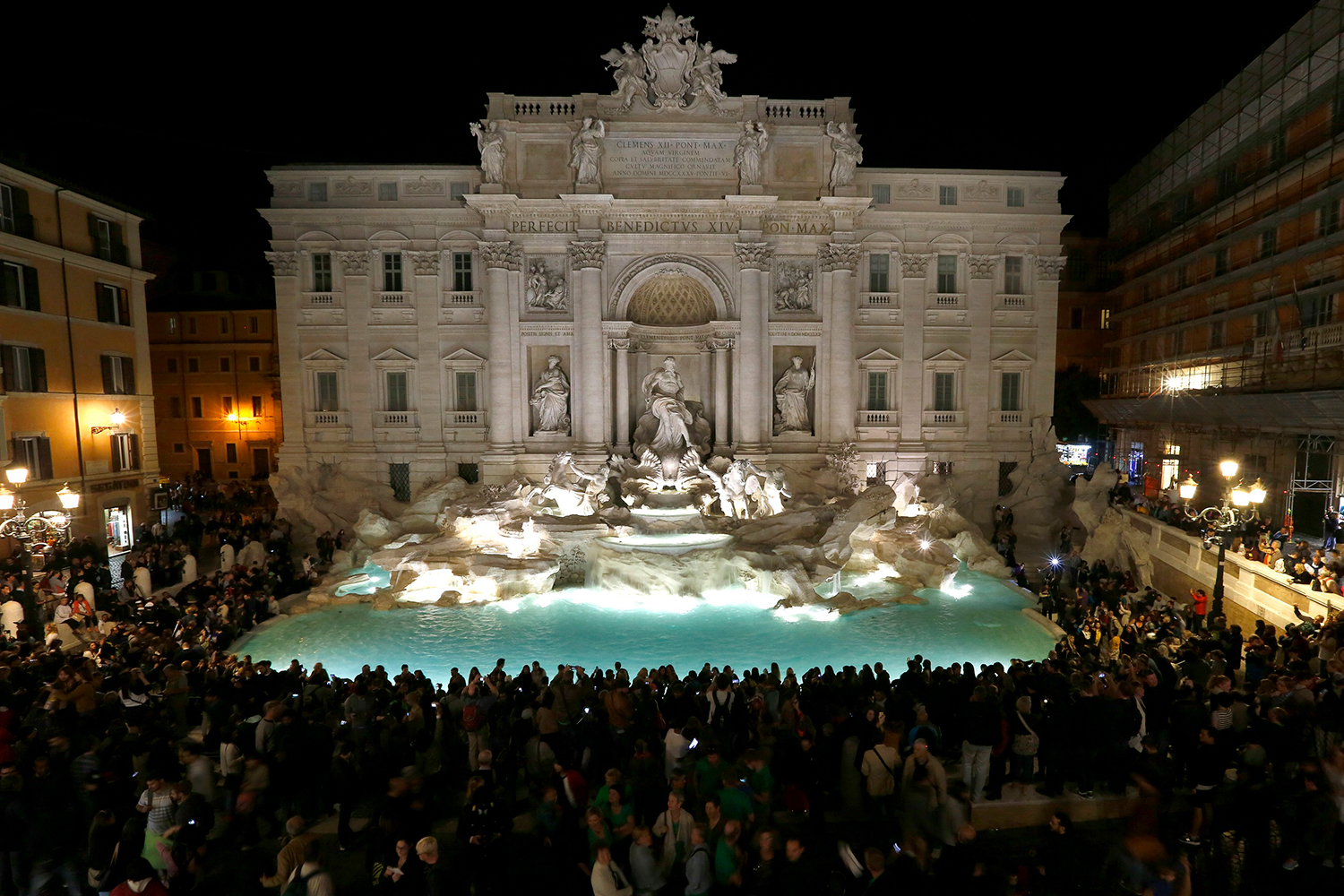 Miles de personas acuden a la ceremonia de reinauguración de la Fontana de Trevi