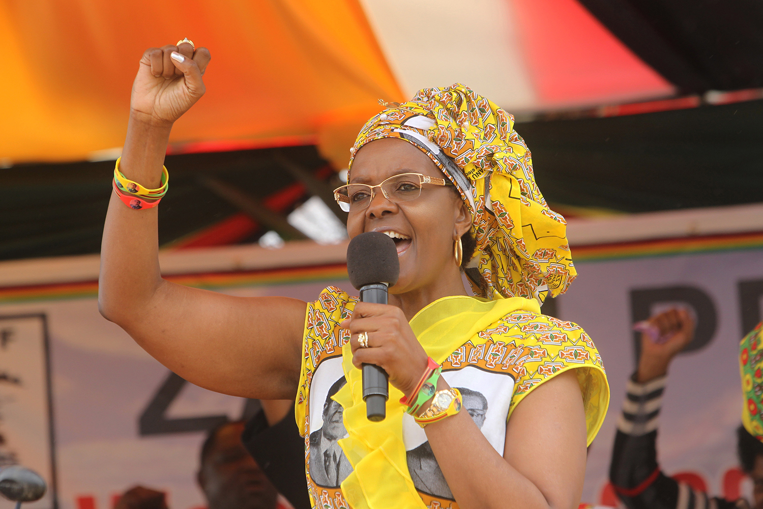 La primera dama de Zimbabue dice que la minifalda invita a la violación