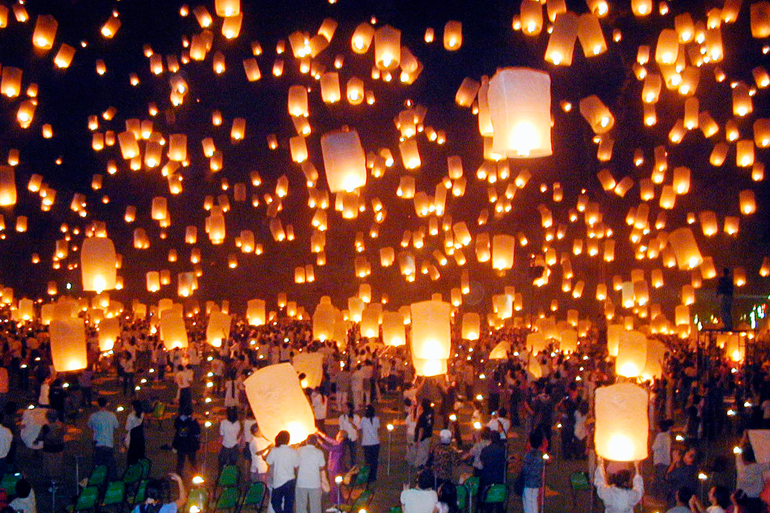 Tailandia cancela un centenar de vuelos por una fiesta popular en la que se lanzan miles de linternas al aire