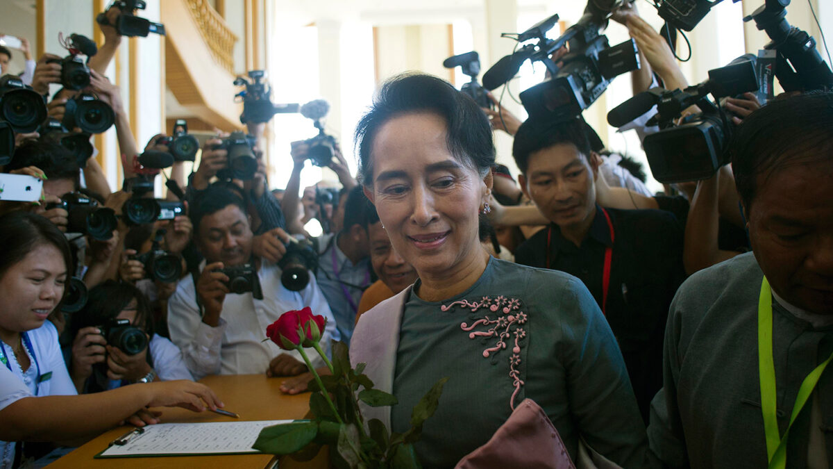 La presidenta de la Liga Nacional visita por primera vez el Parlamento birmano