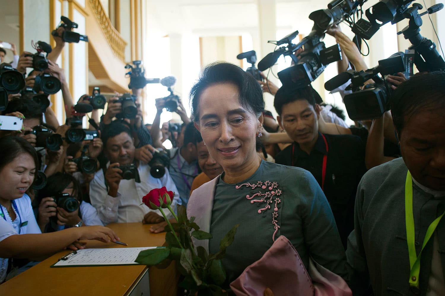 La presidenta de la Liga Nacional visita por primera vez el Parlamento birmano